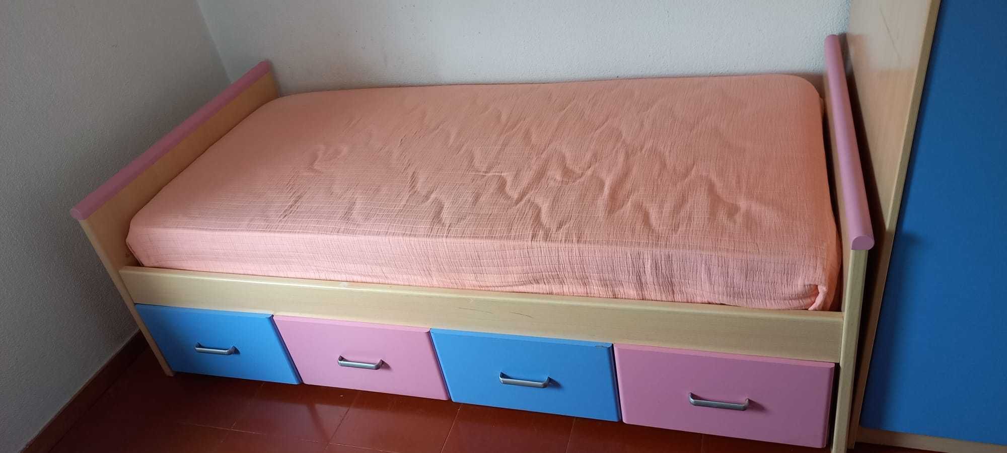 Cama de criança com gavetões
