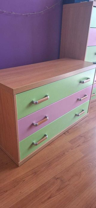 Cómoda madeira com gavetas verdes e rosa