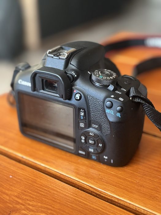 Canon EOS2000D + obiektyw EF-S 18-55mm f/3,5-5.6