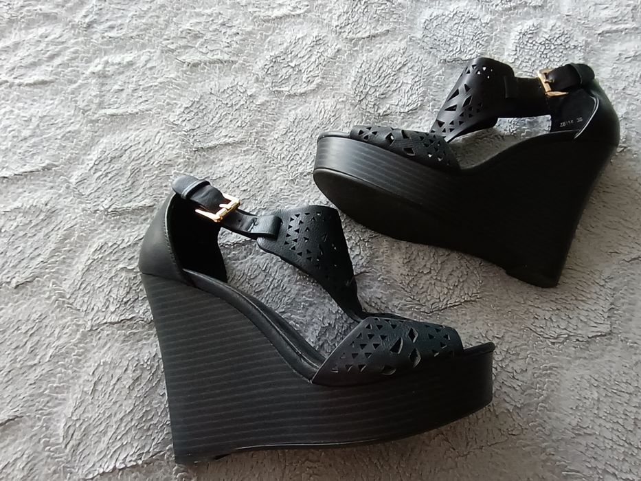 Piękne Sandałki na Koturnie