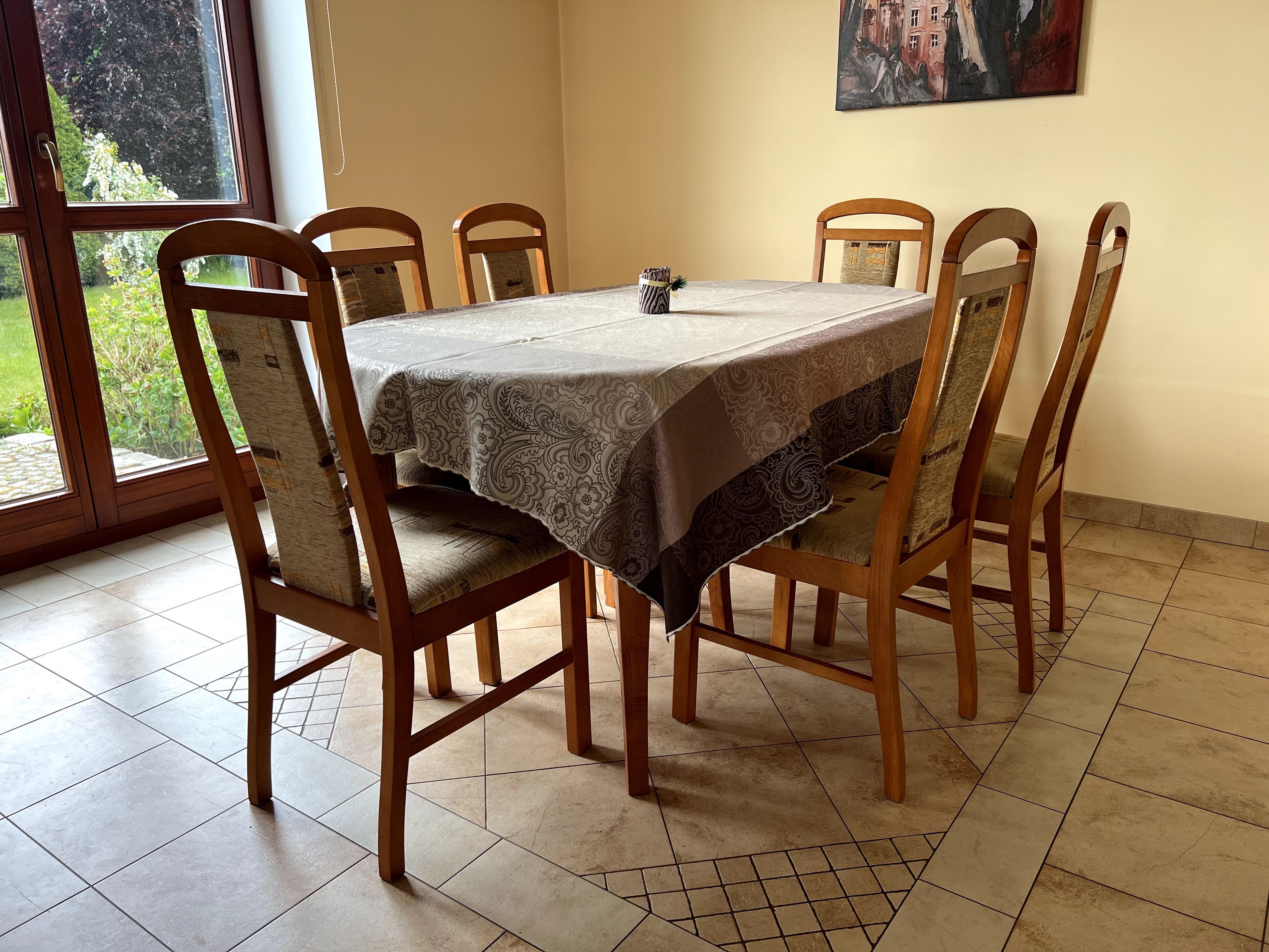 Krzesła dębowe z materiałowym siedziskiem