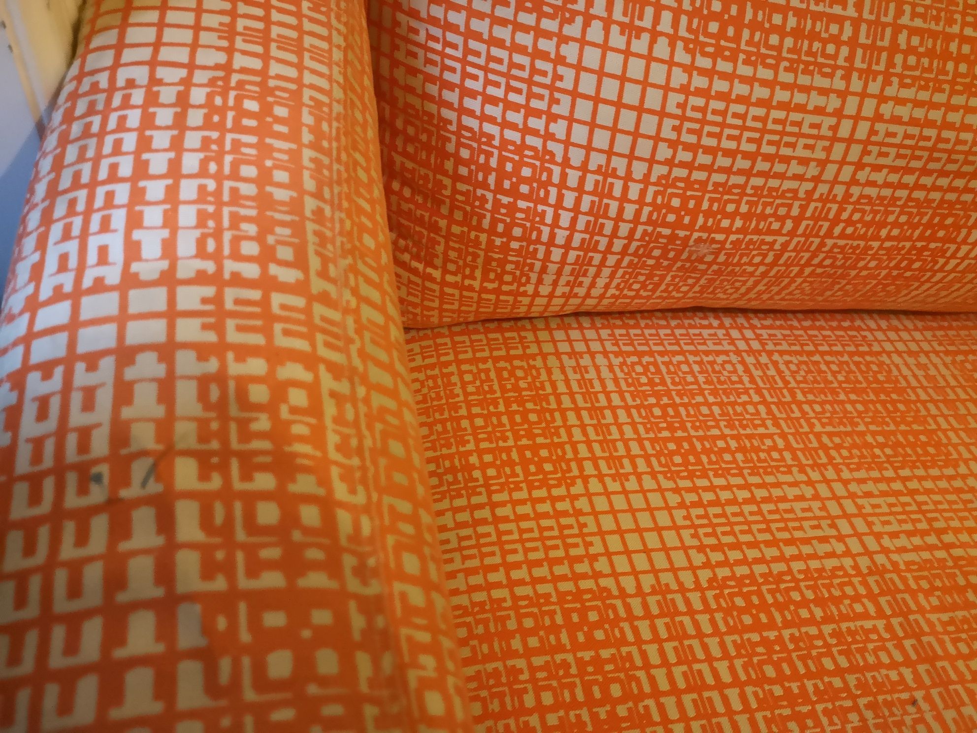 Sofá cor de laranja