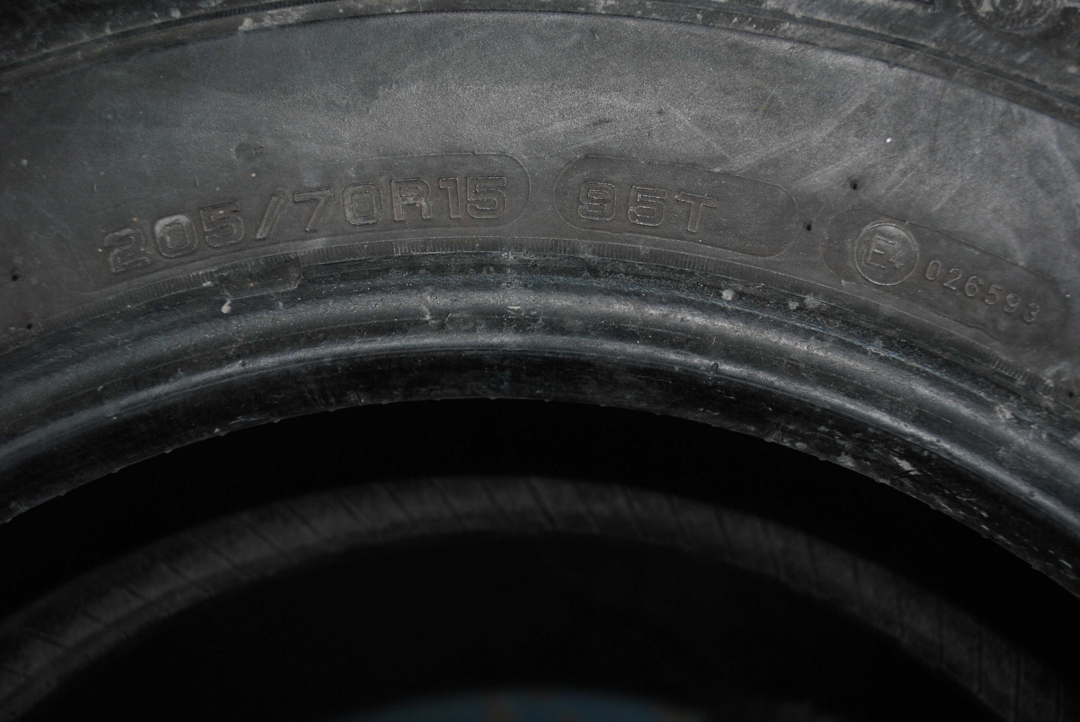 1 шина Roadstone 205/70 R15 4,5-5 мм без гуль, латок, порізів 2004р .