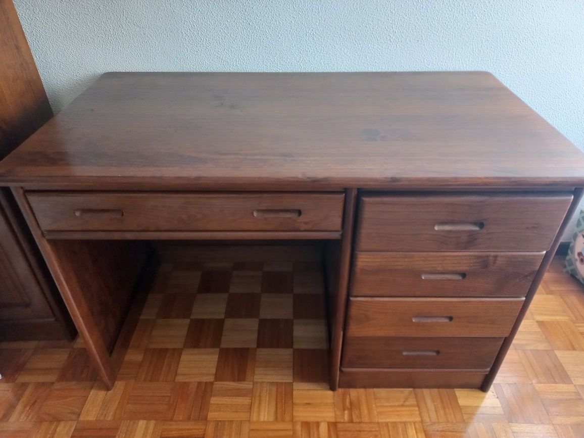 Quarto completo em madeira