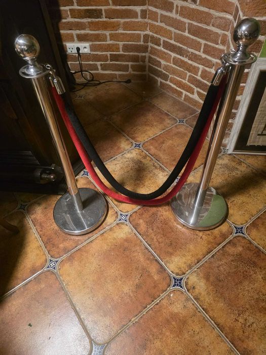 Słupki odgradzające hotel, pensjonat, inne.