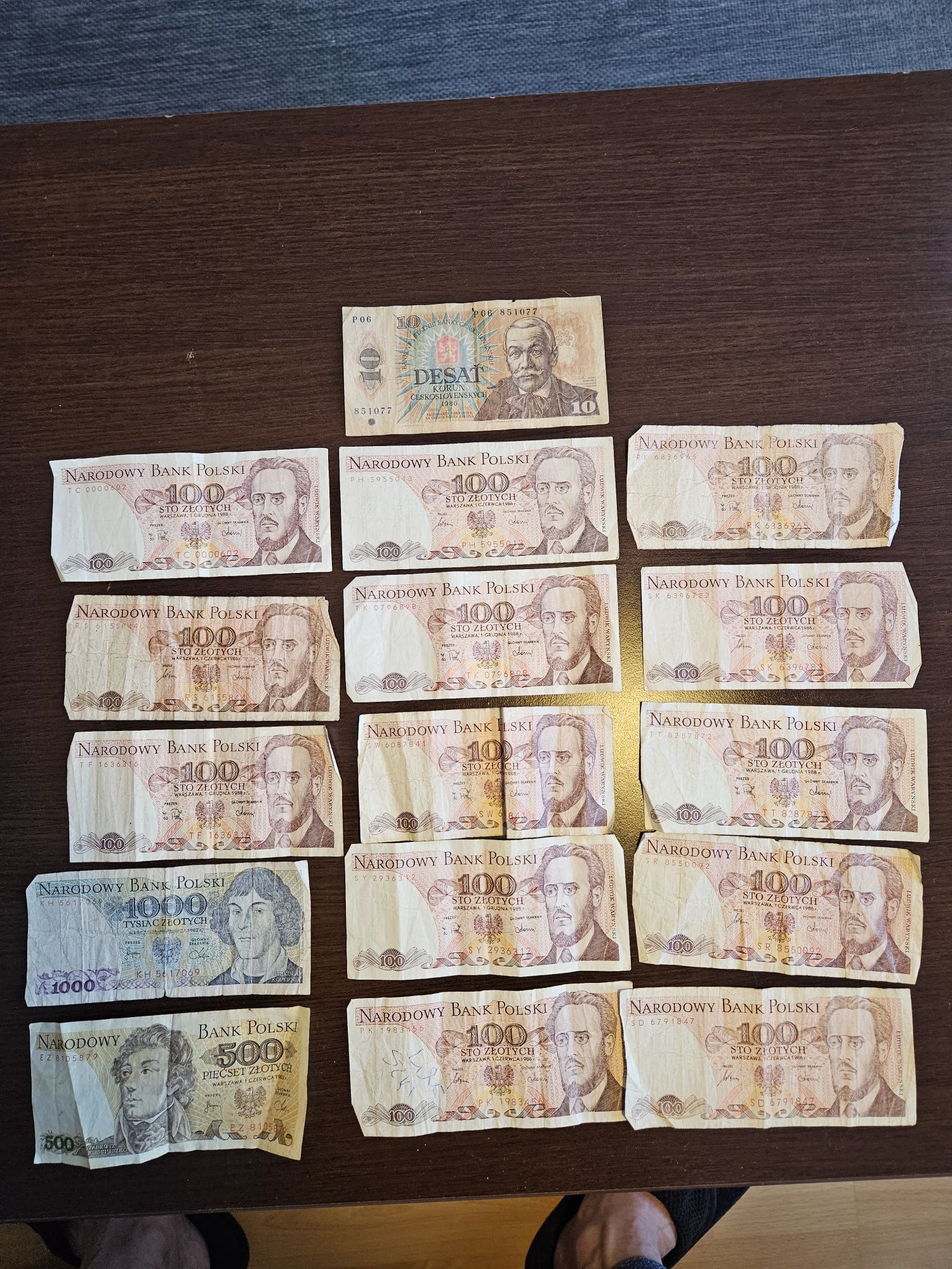 Banknoty PRL 100, 1000, 500 złotych.