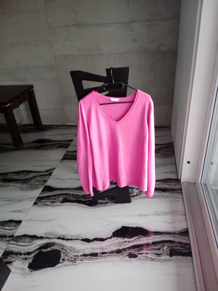 Sweterek różowy damski w serek rozmiar XXL