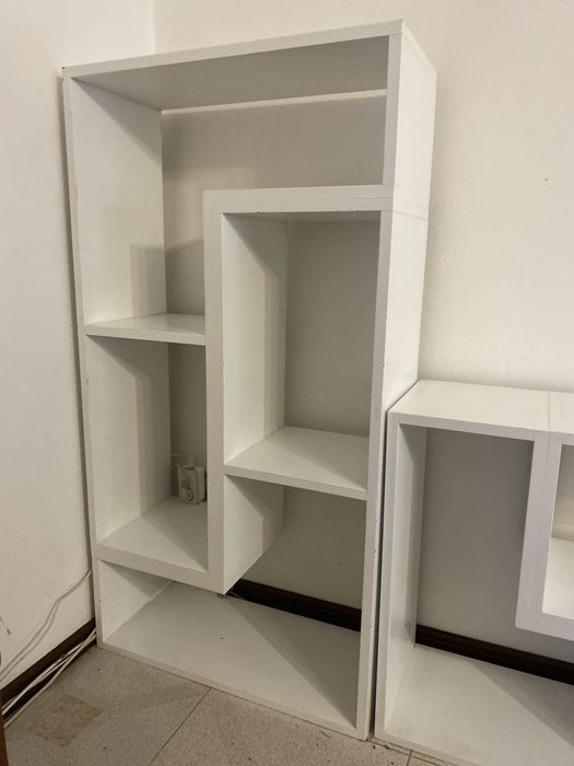 Estantes em madeira pintada branca