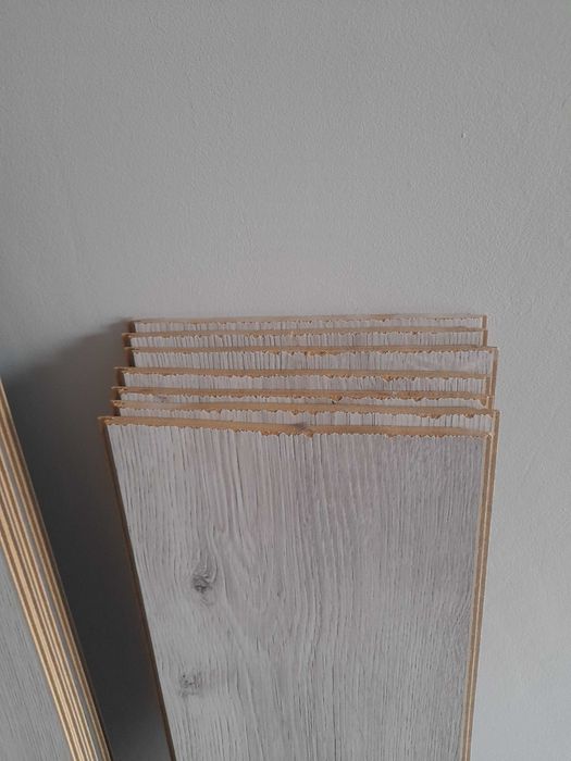 Szare panele podłogowe z demontażu