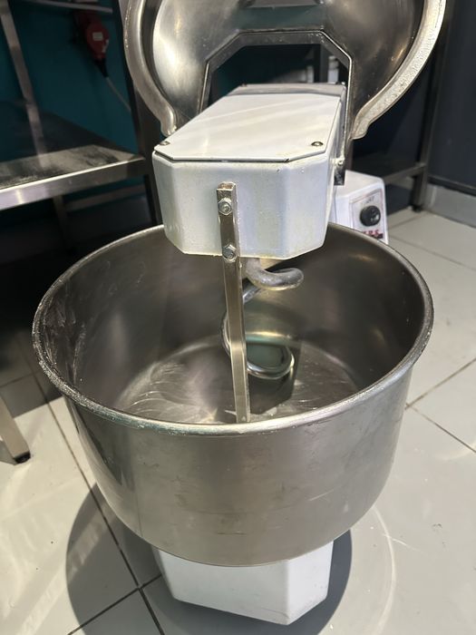 Профессиональный тестомес для пекарни и пиццерий