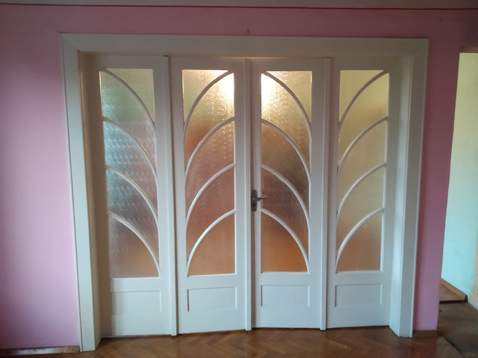 Деревяные двери со стеклами