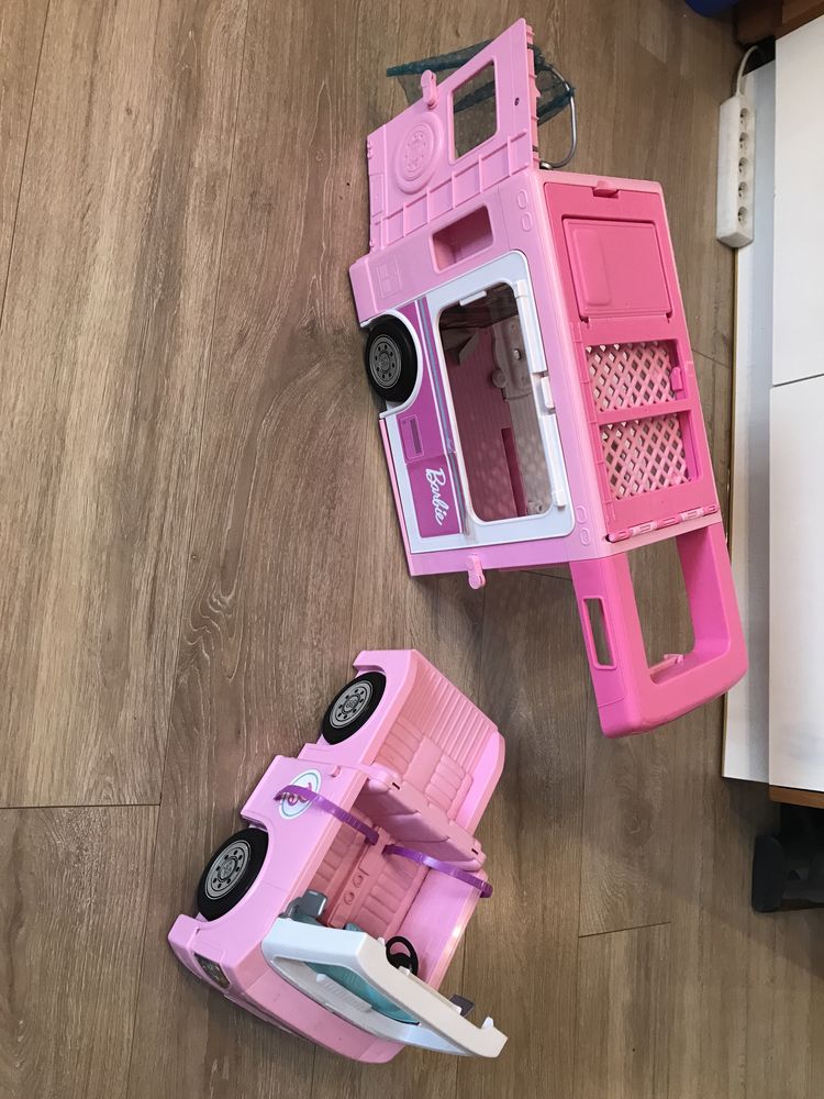 Kamper Barbie z basenem