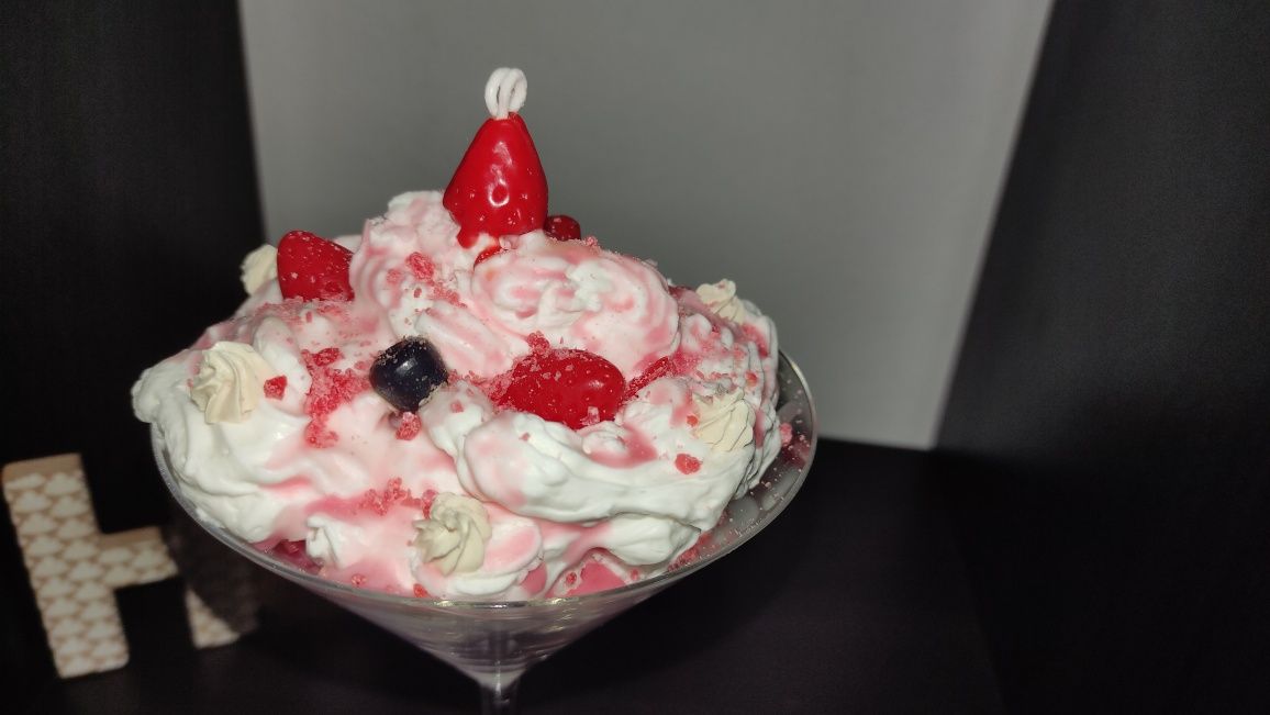 Vela artesanal aromática Frutos do bosque com chantilly
