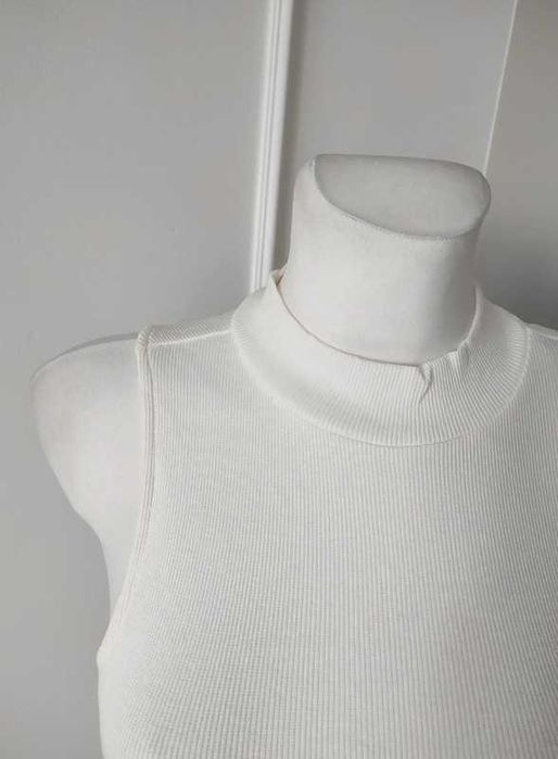 Top bez rękawów z półgolfem prążkowana Sinsay S | classy elegance