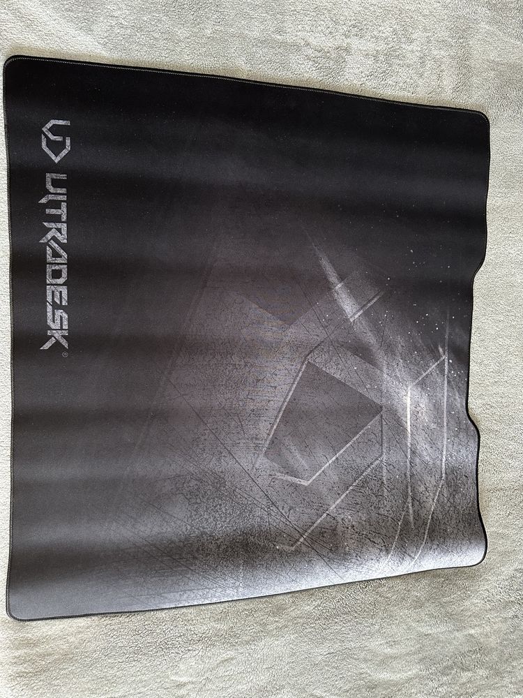 Mata na biurko firmy Ultradesk