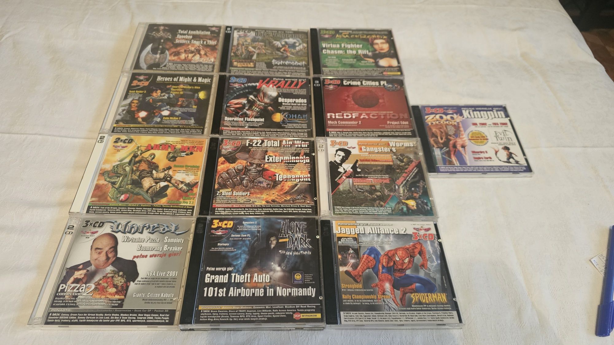 Sprzedam cały rocznik Cd-action z 2001 roku . 13 numerów .