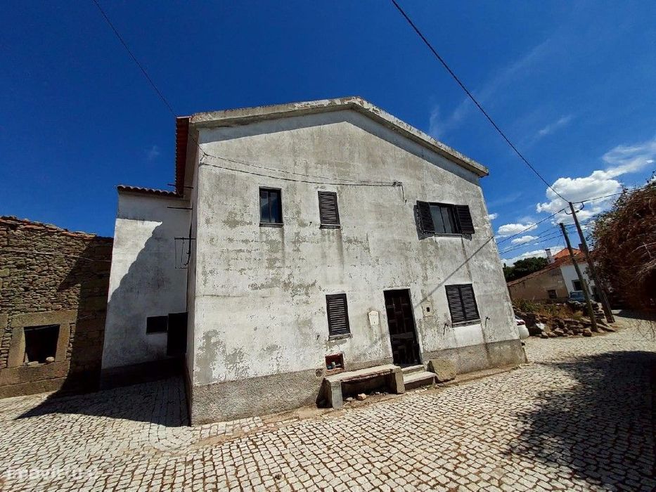 Moradia de tipologia T3 de 3 pisos, a necessitar de obras de reabil...