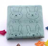 Ręcznik dla dzieci z wzorkiem królika w kolorze beżowym