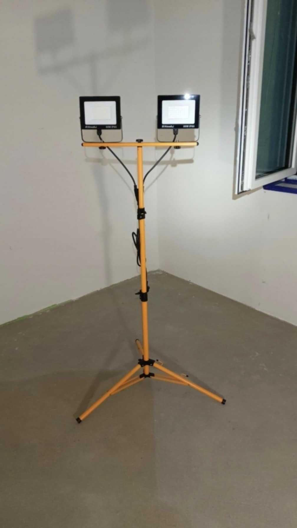 Reflektor LED 2x60W na statywie – profesjonalne oświetlenie budowlane.