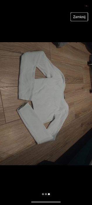 Crop top biały z dekoltem Stradivarius S