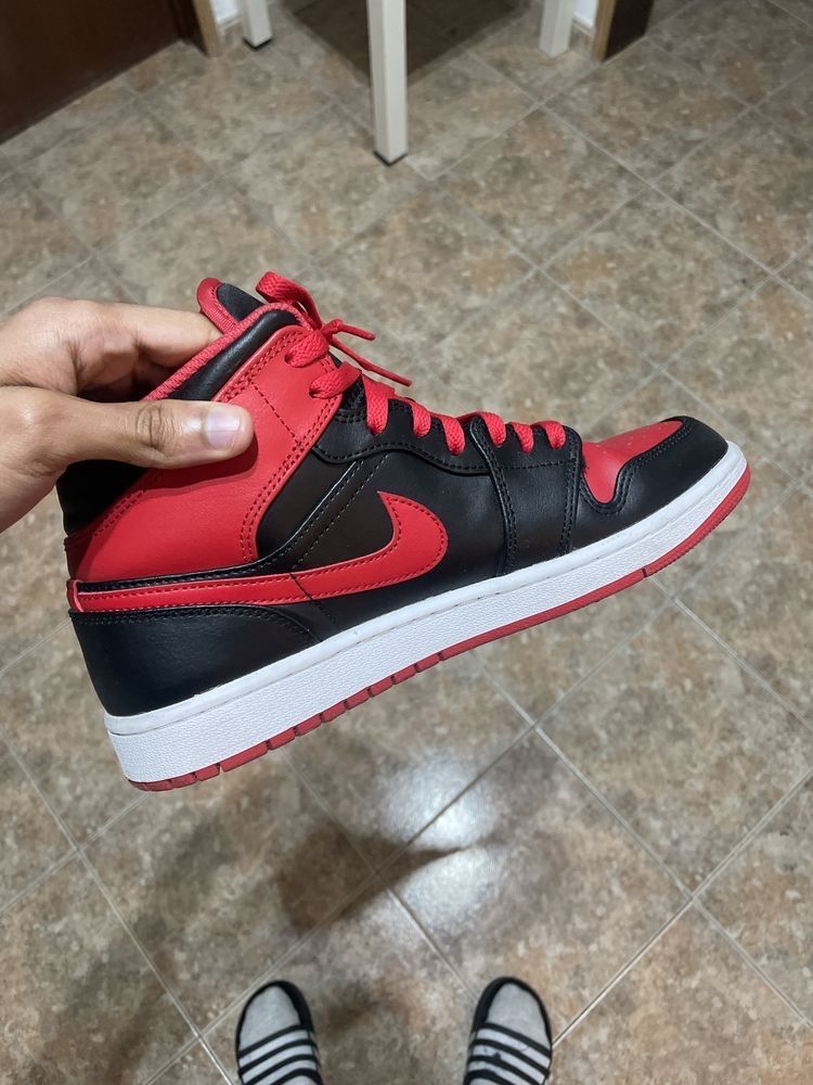 Air Jordan 1 Mid | Preto e Vermelho