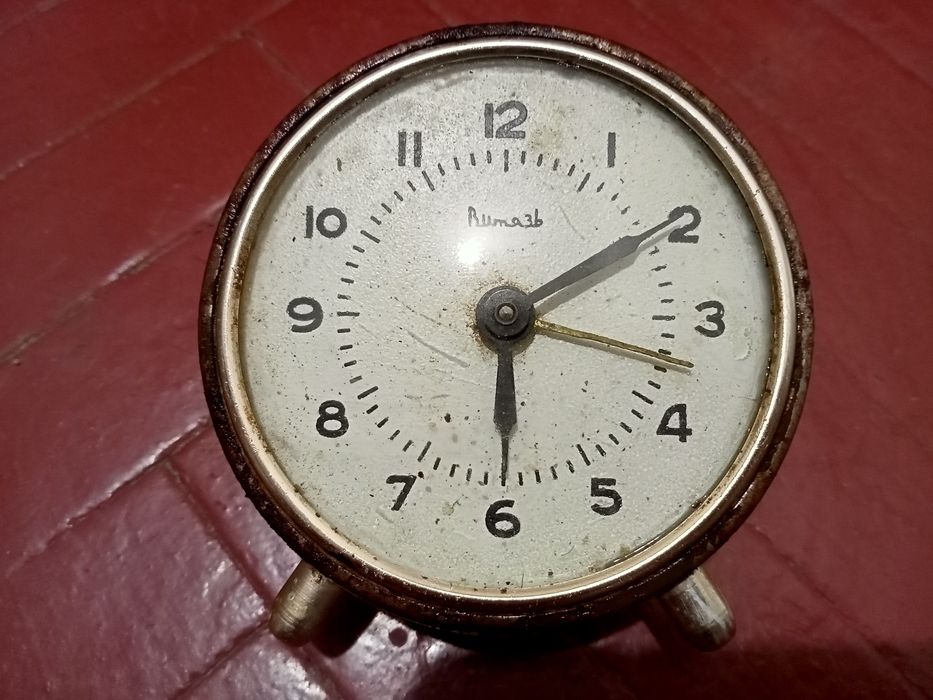 Продам настольные часы СССР, настольный будильник "Витязь".