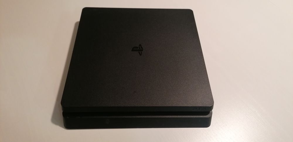 Playstation 4 (PS4) Slim desbloqueada