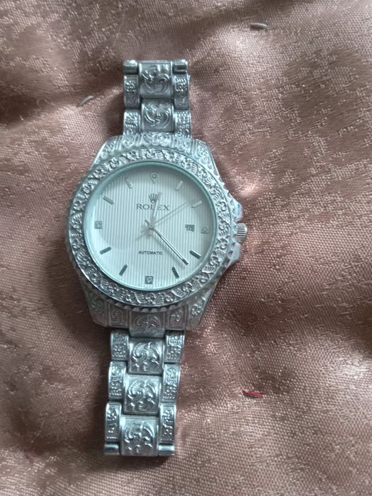 Продаються два годинники