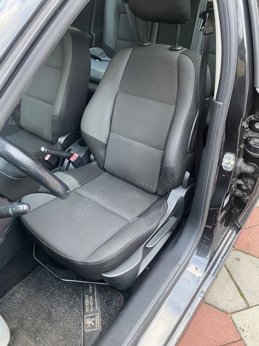 Peugeout 207 1.6 2010 року