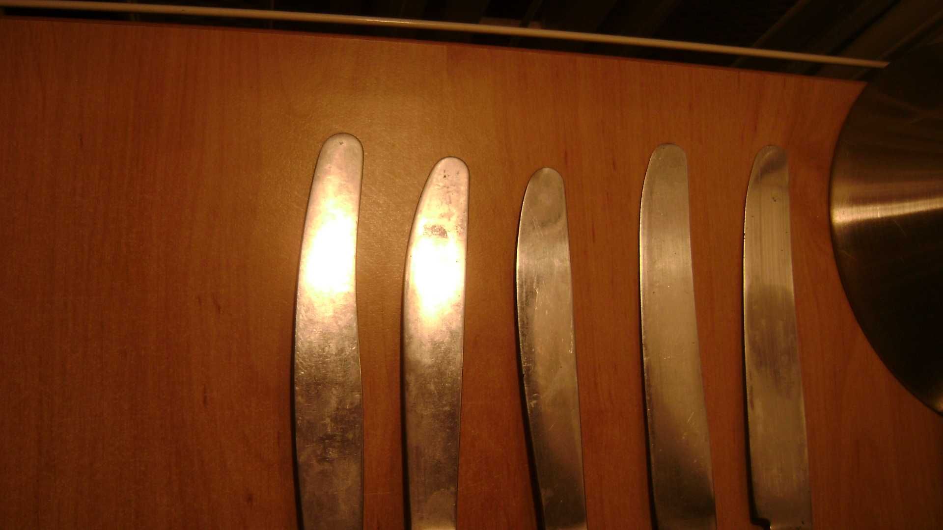 Starocie z PRL - Stare sztućce = Zestaw 5 noży radzieckich z ebonitem