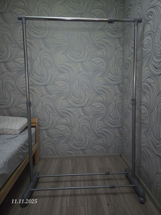 Телескопічна підлогова вішалка (стійка) на коліщатках для одягу