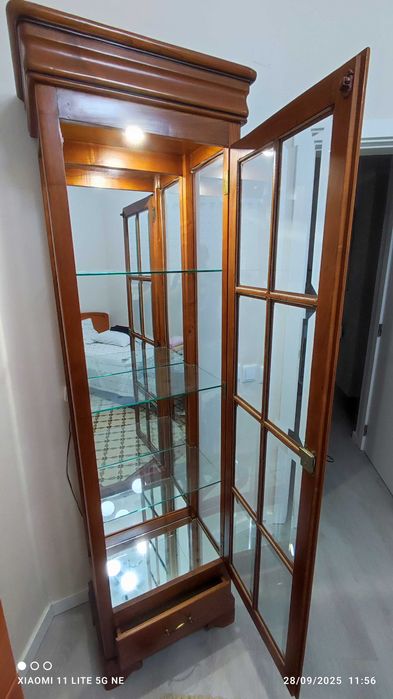Estante vitrine em madeira maciça em ótimo estado