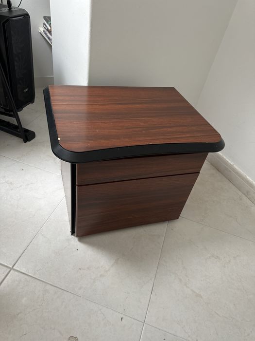 Mesa cabeceira castanha