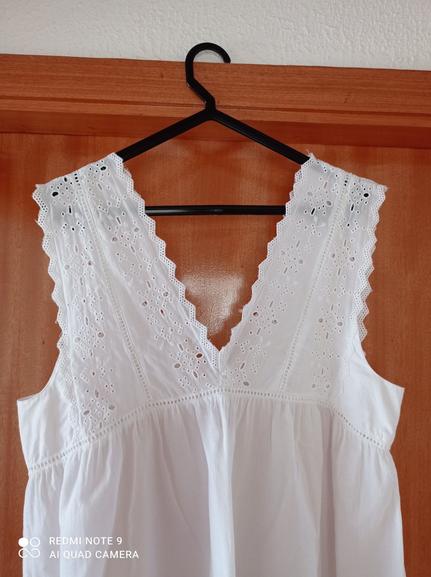 Blusa branca com renda Sfera