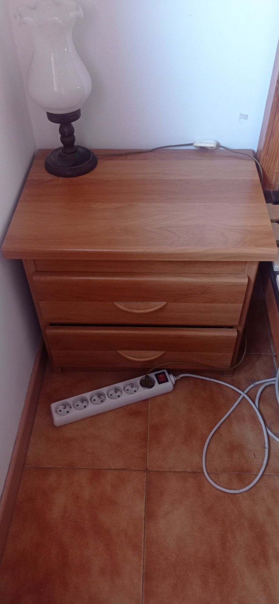 Cama de casal, com duas mesas de cabeceira