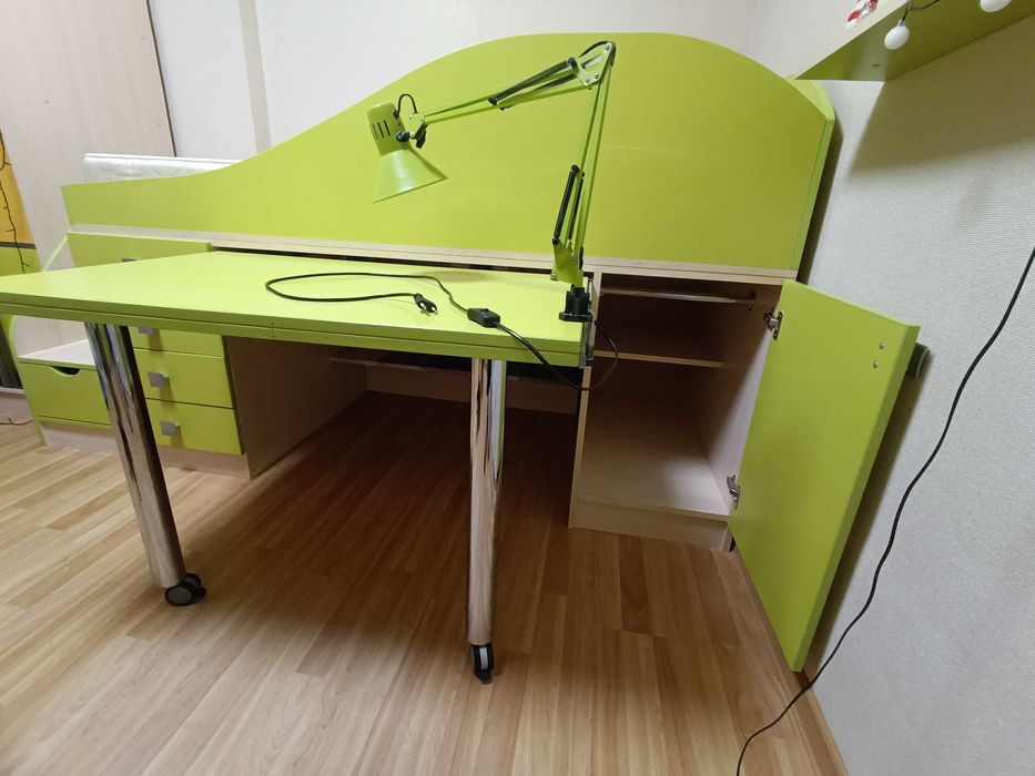 Продам ліжко-гірка з матрацом, стільцем, лампою та поличкою