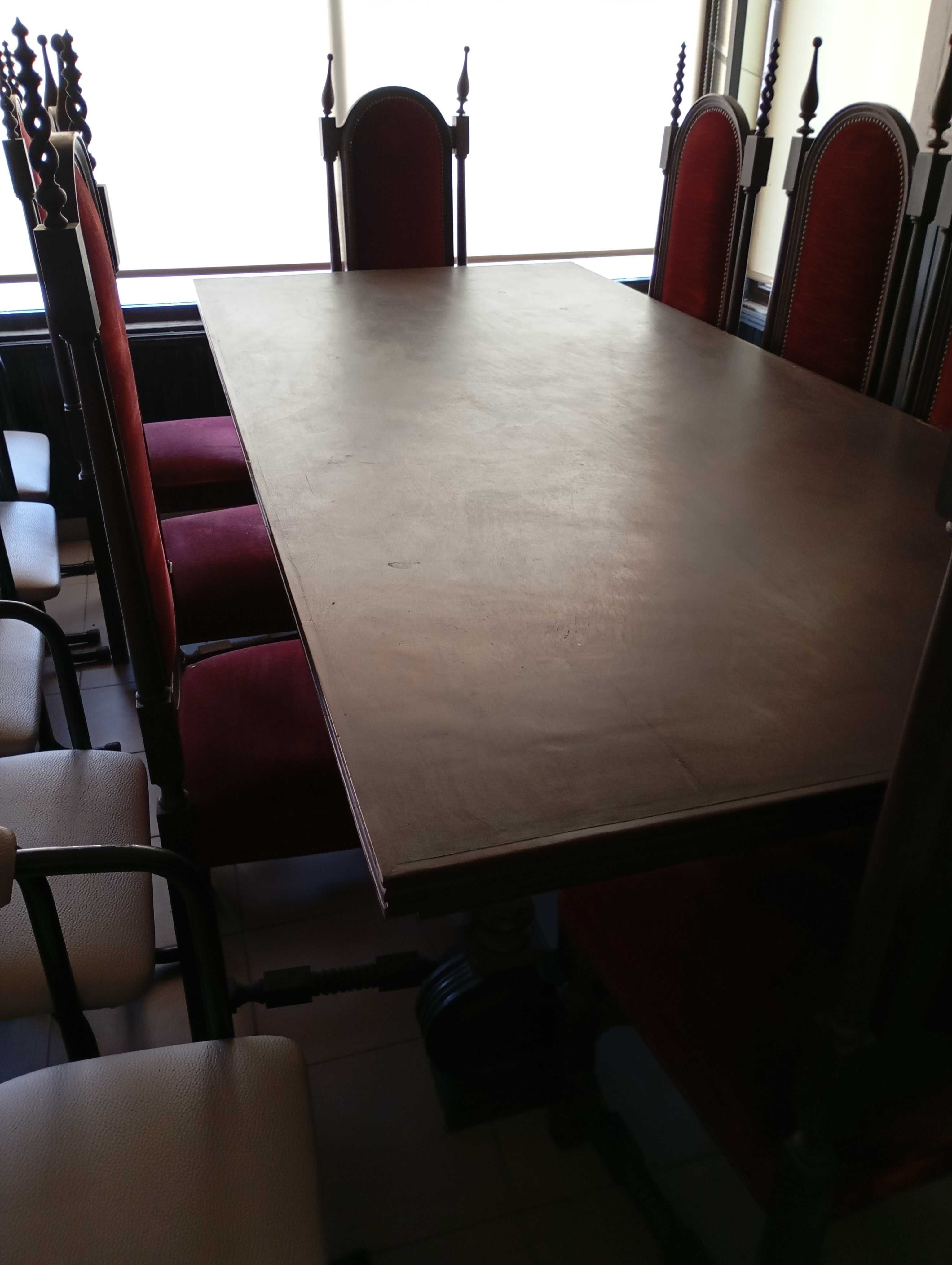 Mesa e 8 cadeiras