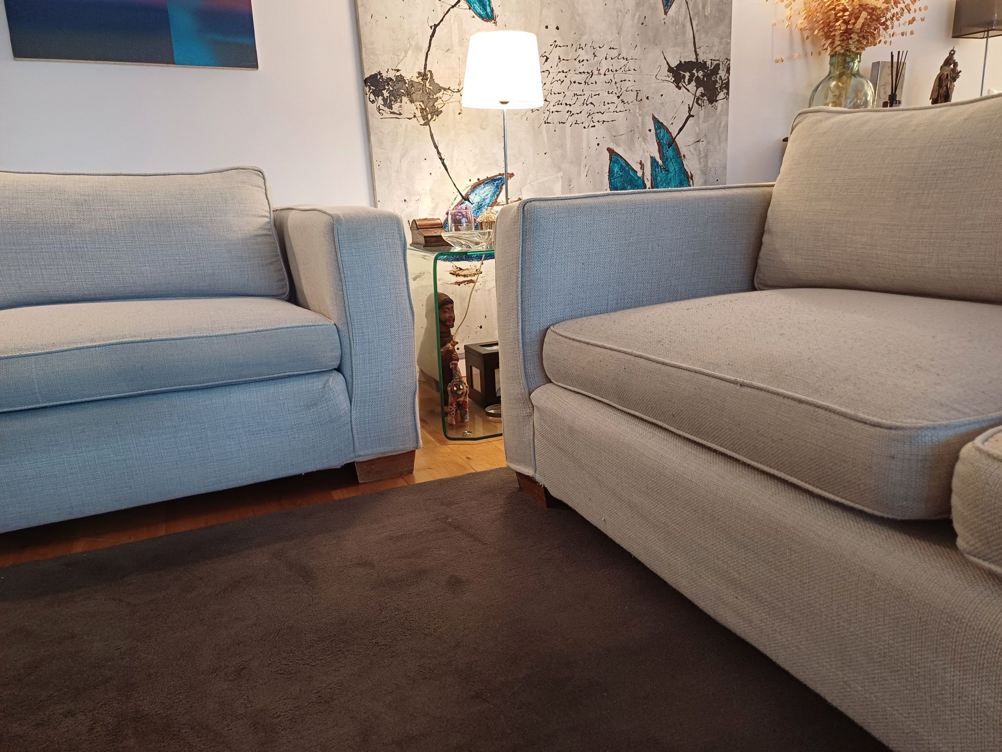 2 Sofás com estrutura em madeira