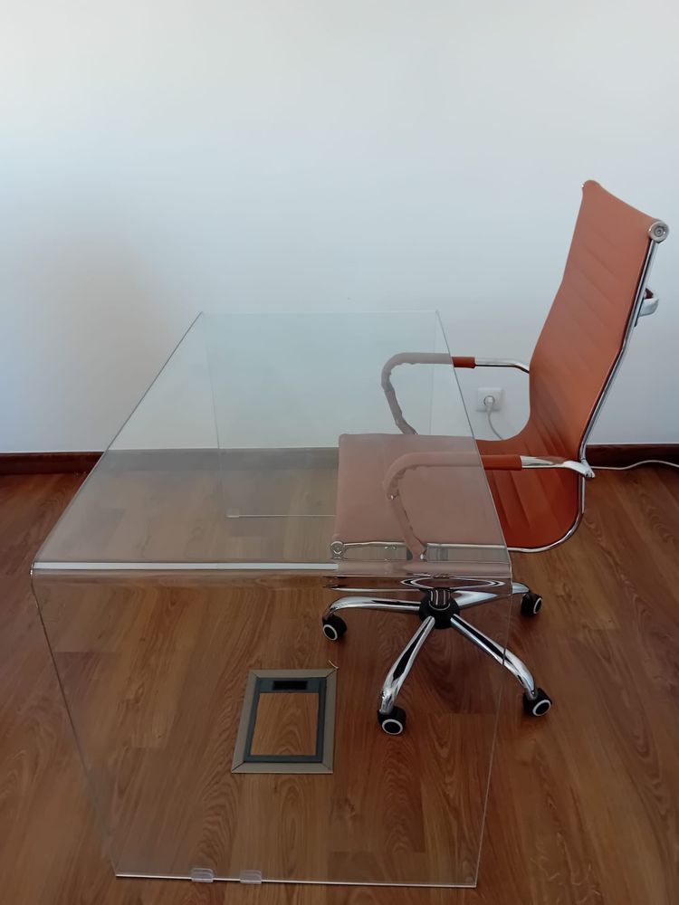 secretaria em vidro com cadeira