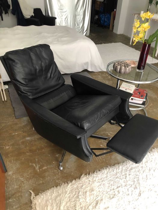 Cadeirão design Nórdico reclinável em couro preto