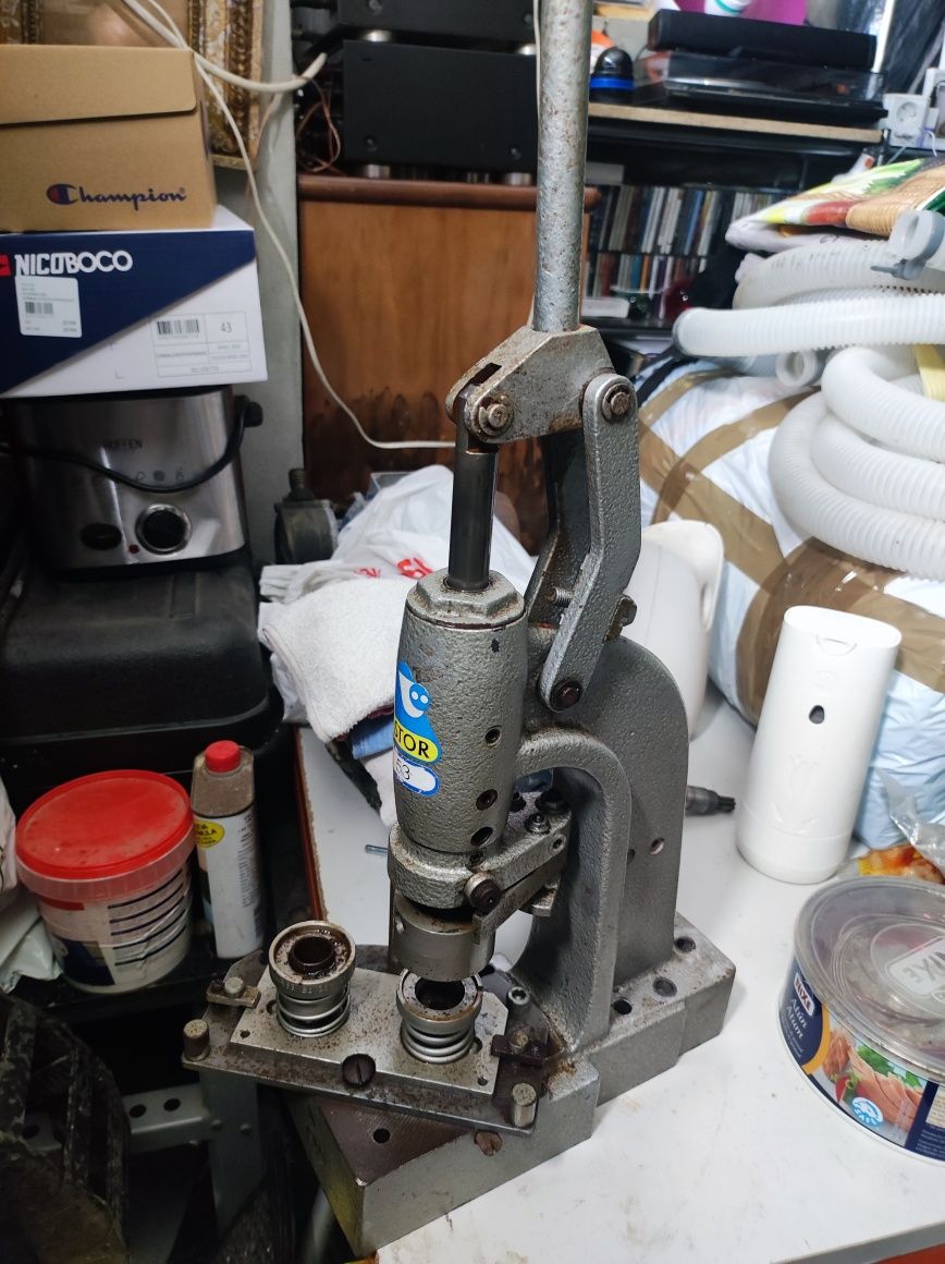 Máquina de forrar botões e crachás Astor