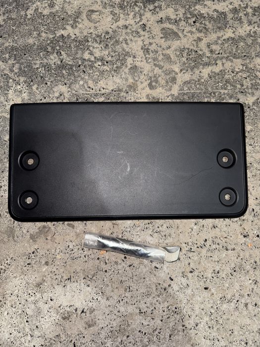 Рамка переднього бампера під номер на ID 4 USA в ідеальному стані