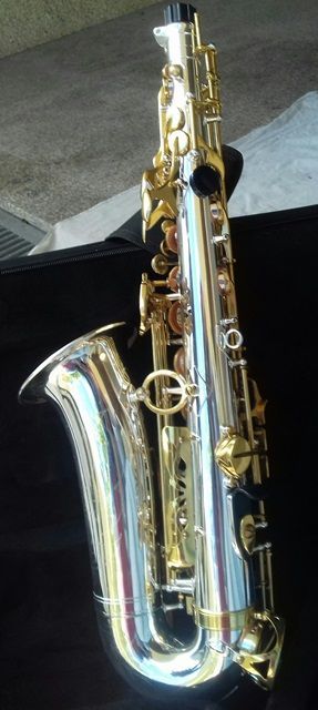 Saxofone alto prateado de marca karl Glaser
