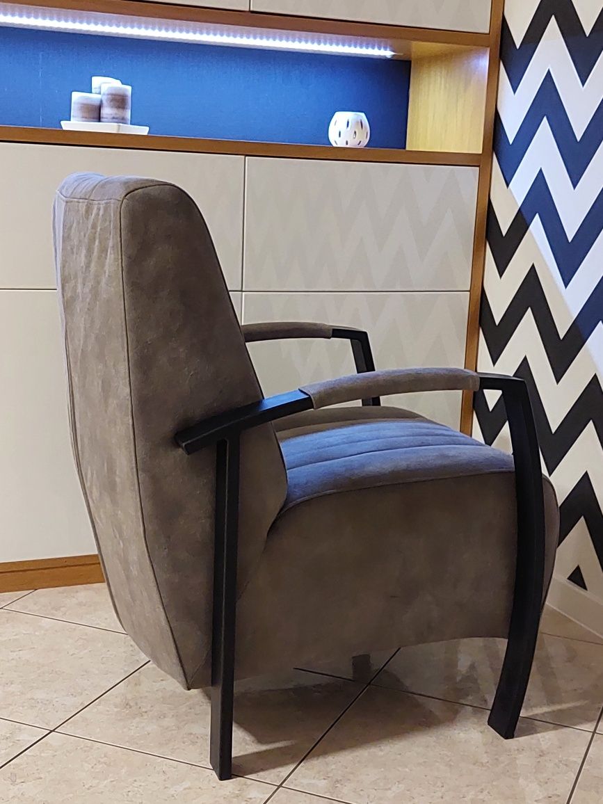 Fotel tapicerowany loft z metalową ramą