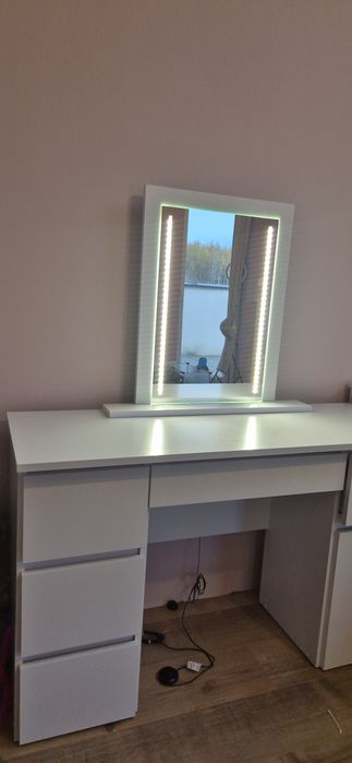 Biała toaletka z lustrem oraz oświetleniem