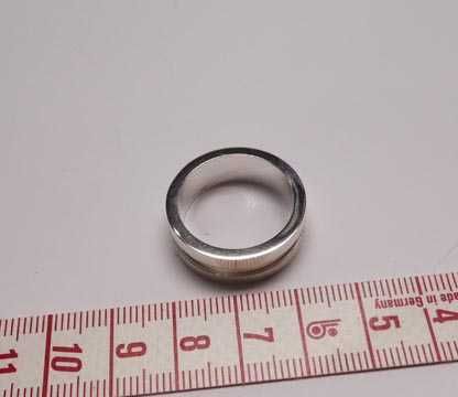Srebrna masywna satynowana obrączka R.21. szer. 7,8 mm.