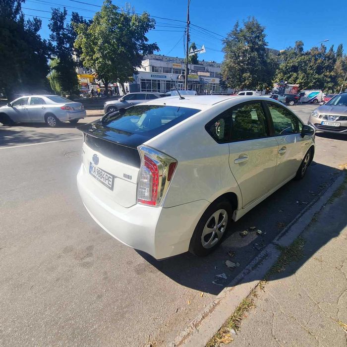 Оренда з викупом Toyota Prius  2014