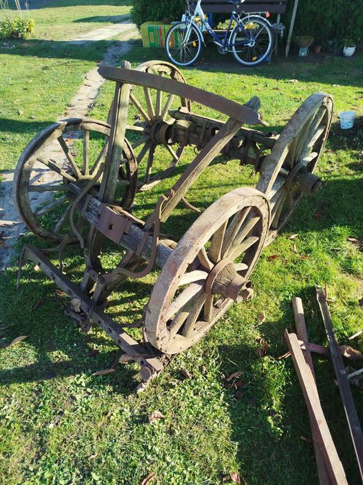 Koła od wozu drabiniastego.