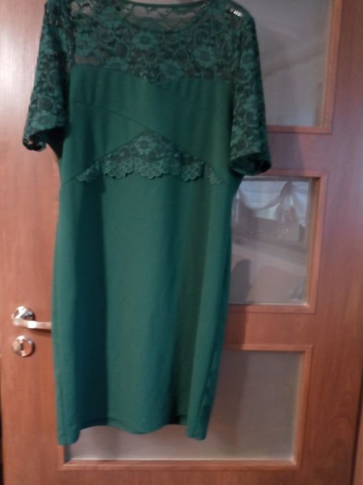 Sukienka zielona prosta 44 koronkowe dodatki