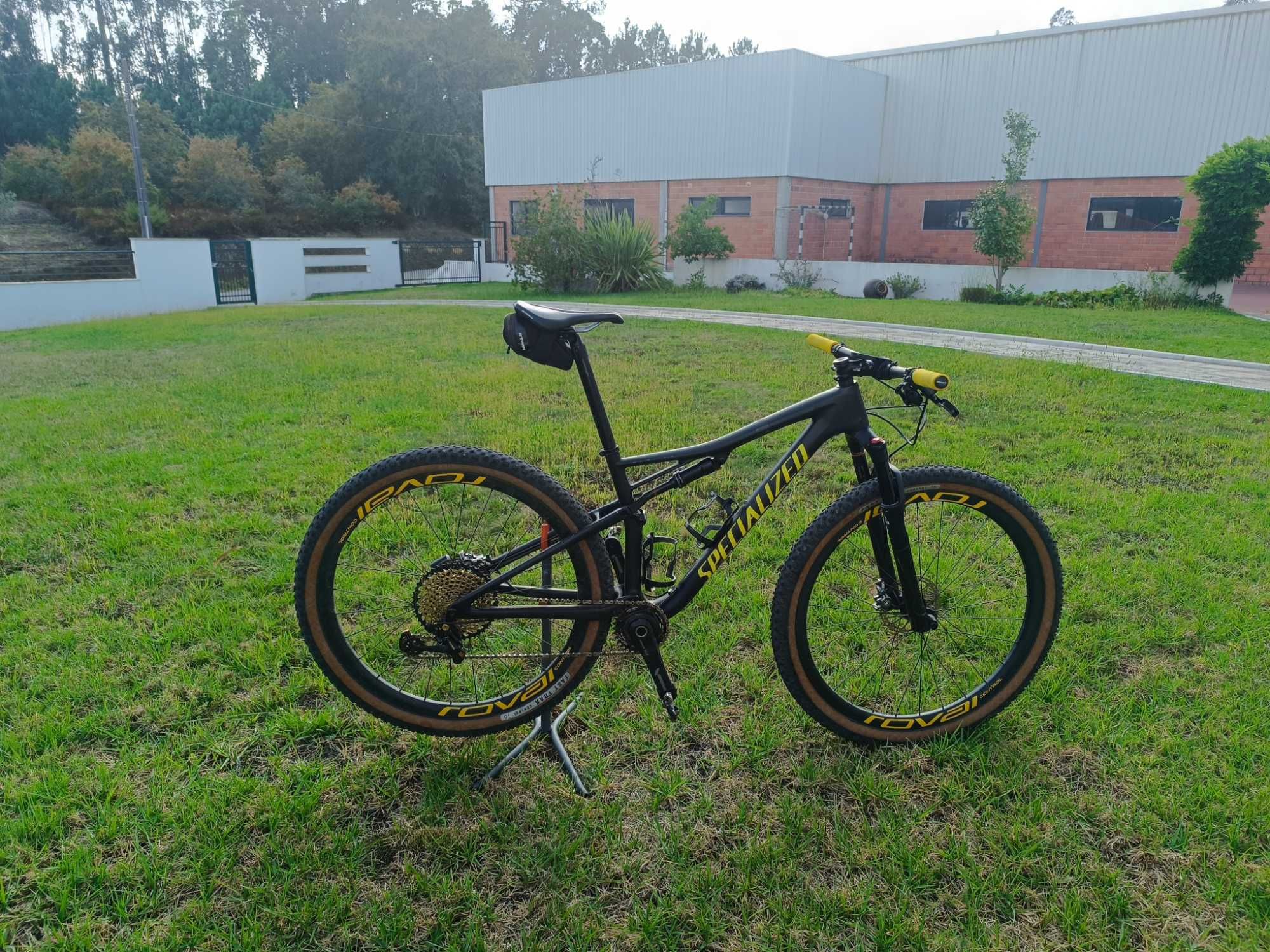 Bicicleta Specialized Expert Carbon 29 - 2019